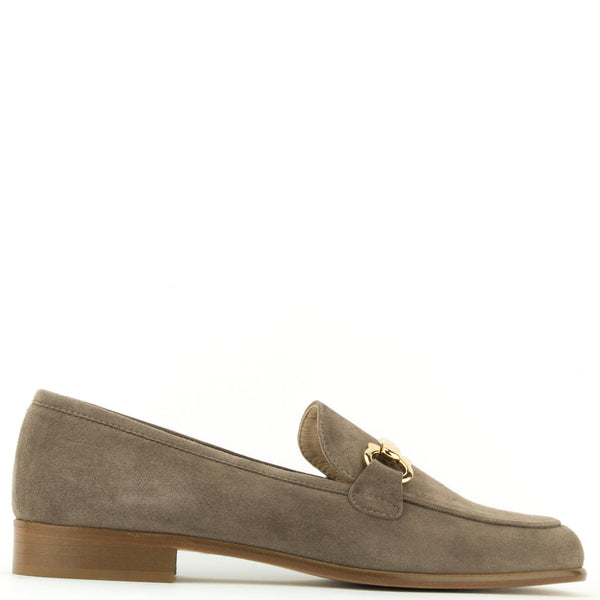 Loafer in Beige aus Wildleder mit goldfarbener Schnalle