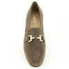 Loafer in Beige aus Wildleder mit goldfarbener Schnalle